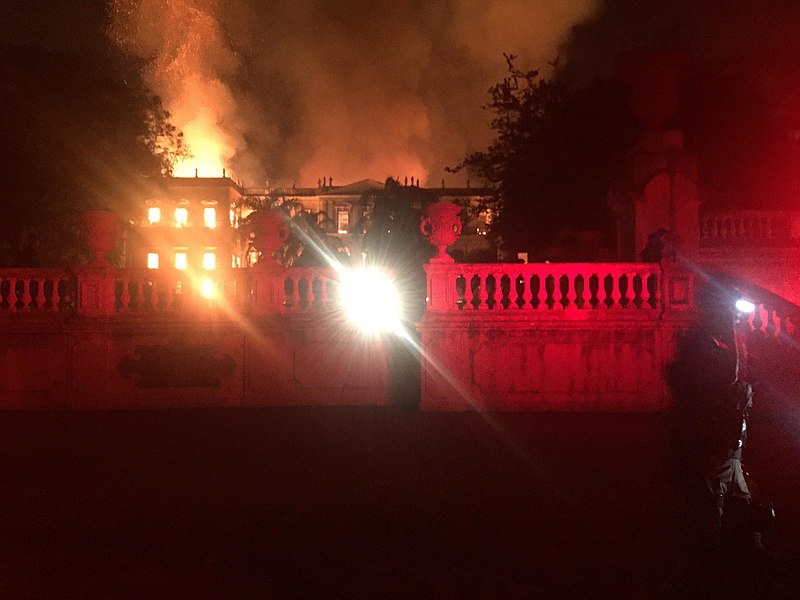 APÓS TRAGÉDIA DO MUSEU NACIONAL BOATOS TENTAM ATINGIR UFRJ