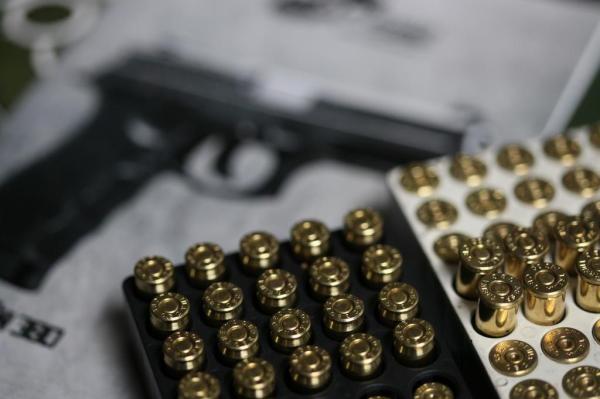 Acesso a armas de fogo agrava a violência e sobrecarrega instituições policiais