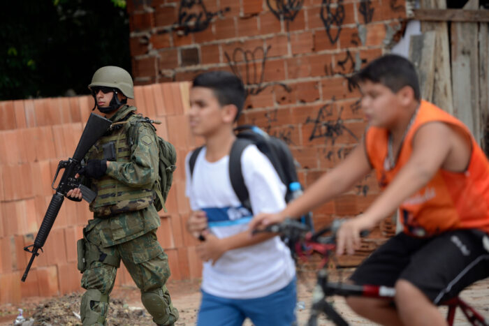 Da militarização à milicialização das cidades: efeitos de uma política nacional
