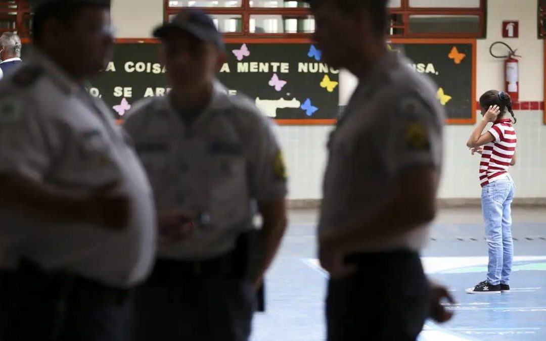 A aula que não está no currículo: O que escolas e forças policiais ensinam sem perceber?