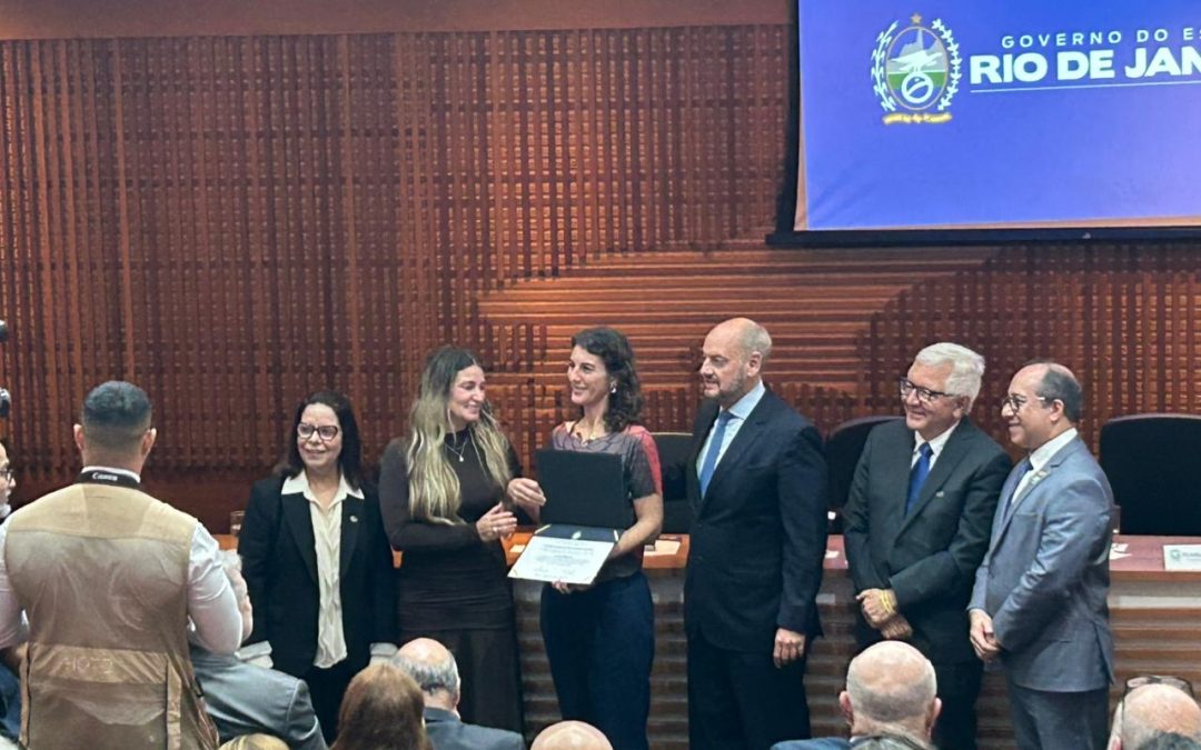 Coordenadora do InEAC recebe certificado de compromisso do CNPq e FAPERJ com manutenção dos INCTs